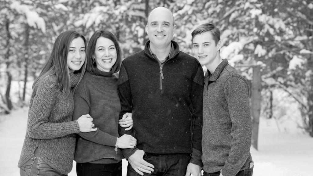 Winter scene photo of 澳门足彩app employee Todd Miller and family